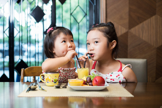 그랜드 앰배서더 서울의 프리미엄 라이브 뷔페 더 킹스가 어린이날을 맞아 '해피 칠드런스 데이' 프로모션을 선보인다. 미니 돈가스, 캐릭터 찐빵과 치킨 너깃, 맵지 않은 떡볶이, 짜장면, 와플 아이스크림, 추로스, 솜사탕 등 어린이들이 좋아하는 특별 메뉴를 준비한다. 피에로 풍선 메이커가 아트 풍선을 불어주고 캐릭터 팔찌를 즉석에서 만들어 주는 이벤트도 벌인다. 그랜드 앰배서더 서울 제공